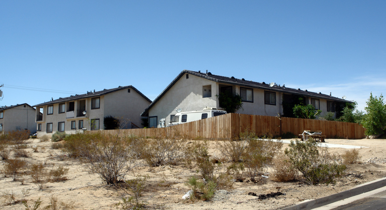 17941 Siskiyou Rd in Apple Valley, CA - Building Photo