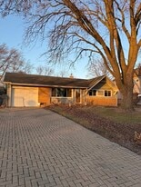 655 Comstock Ave in Elmhurst, IL - Building Photo