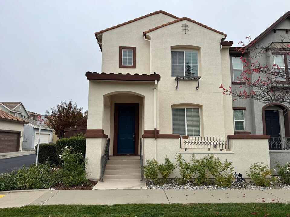 3009 Monument Dr in Roseville, CA - Building Photo