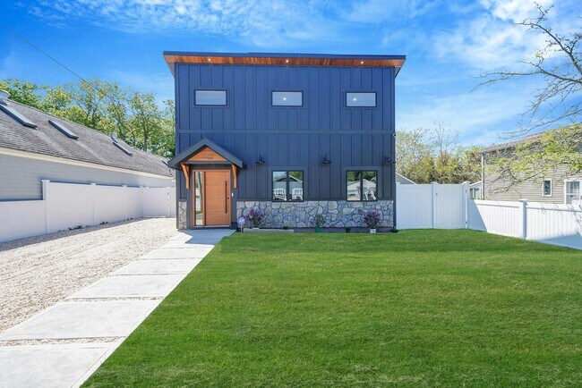 415 Kaplan Ave in Greenport, NY - Building Photo - Building Photo
