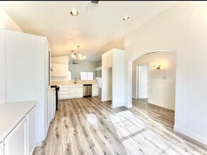 2406 E Omaha Ave in Fresno, CA - Building Photo - Building Photo