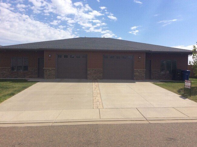 2241 2nd St W in Dickinson, ND - Building Photo - Building Photo