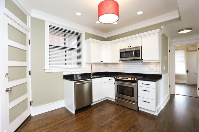 3837 N Damen Ave, Unit 2 in Chicago, IL - Building Photo - Building Photo