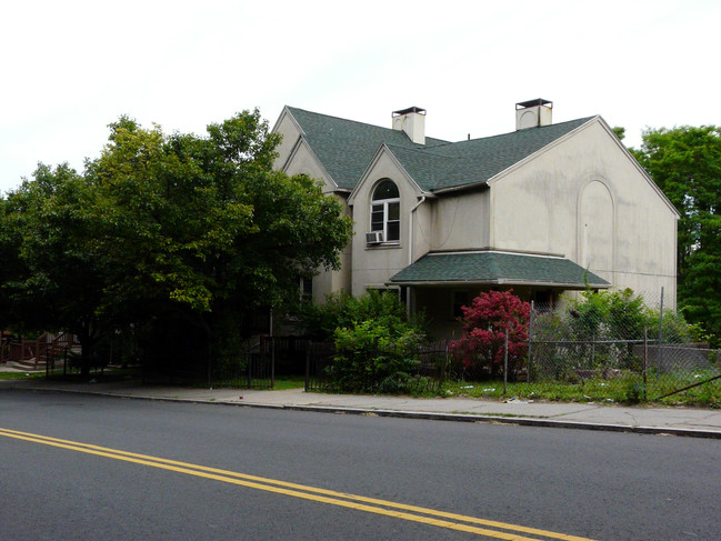 170 Central St in Springfield, MA - Foto de edificio - Building Photo