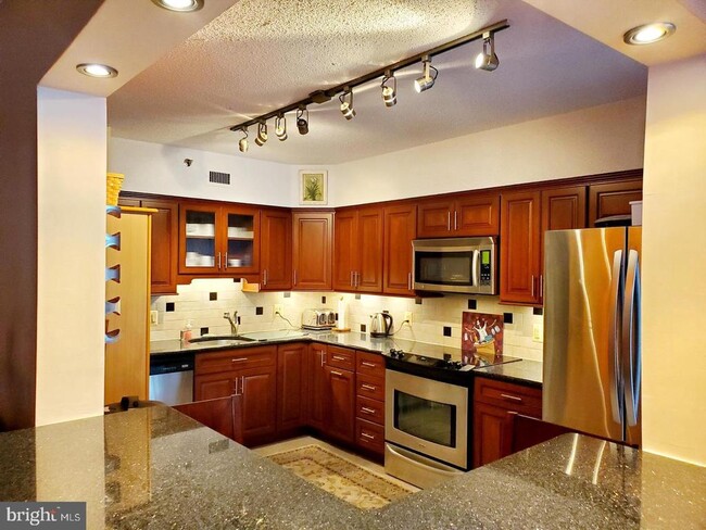 5501 Seminary Rd in Falls Church, VA - Building Photo - Building Photo