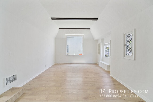 242 N La Peer Dr in Beverly Hills, CA - Building Photo - Building Photo