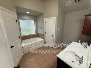 3802 Pine Cir in Granbury, TX - Building Photo - Building Photo