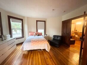 48 Chester Ave in Medford, MA - Foto de edificio - Building Photo