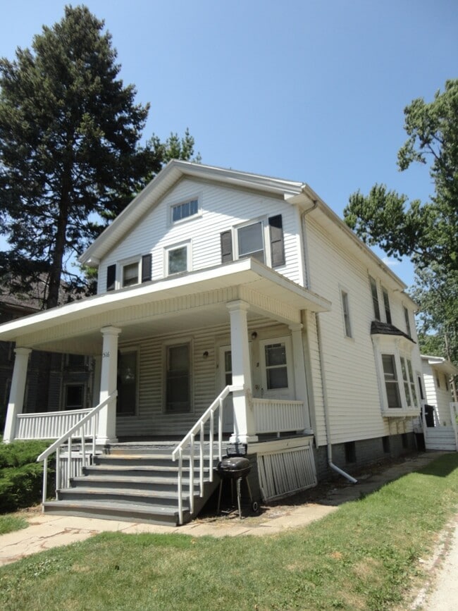 516 E Chestnut St, Unit 2 in Bloomington, IL - Foto de edificio - Building Photo
