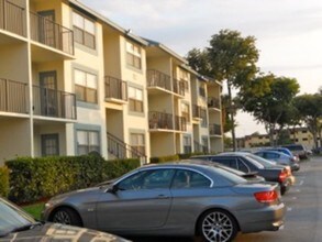 752 Executive Center Dr-Unit -APT 112 in West Palm Beach, FL - Building Photo - Building Photo