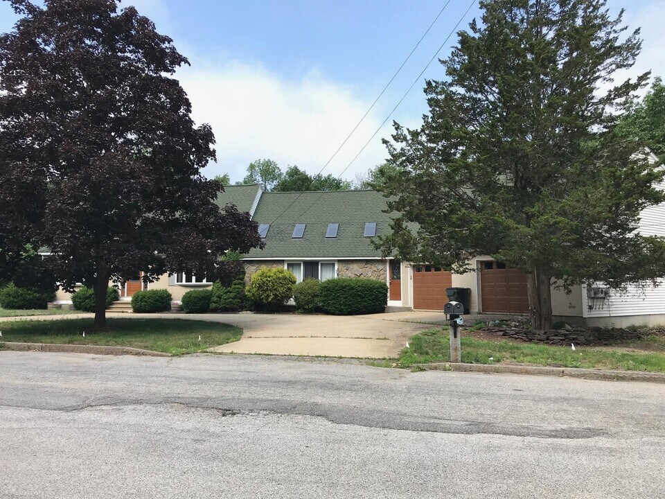 1308 Old Mammoth Rd in Manchester, NH - Building Photo