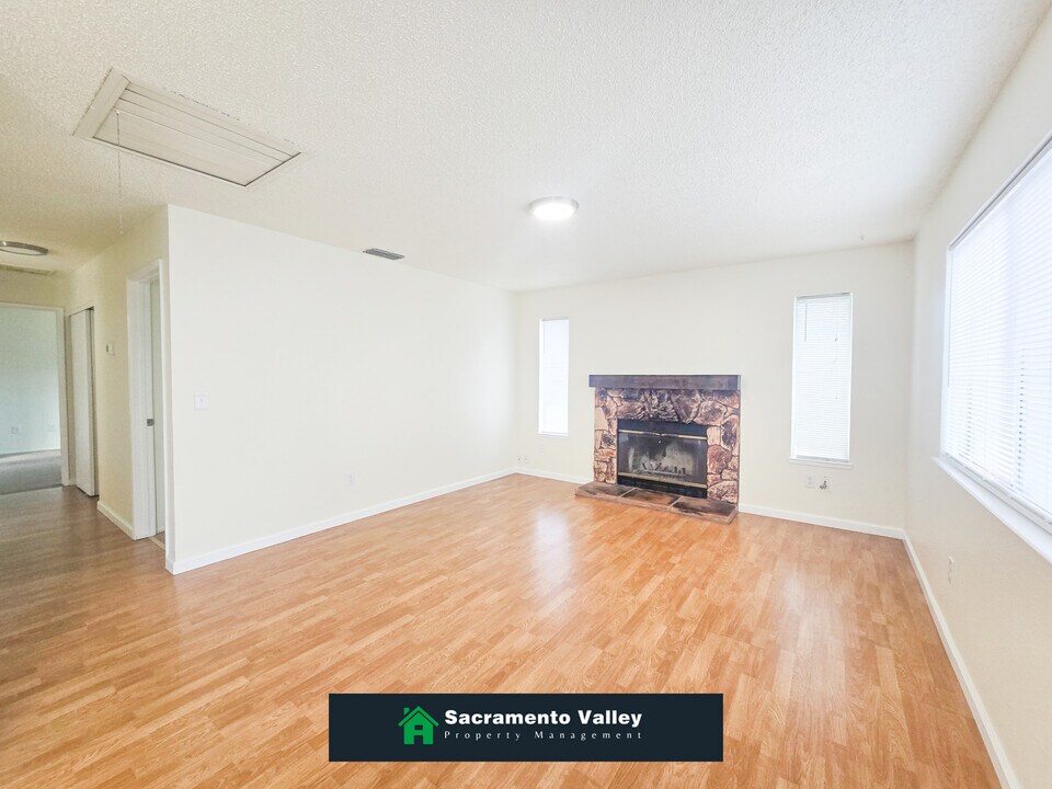 8337 Sutter Buttes Way in Sacramento, CA - Building Photo