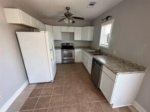 4511 Avenue R 1/2 Rear in Galveston, TX - Foto de edificio - Building Photo