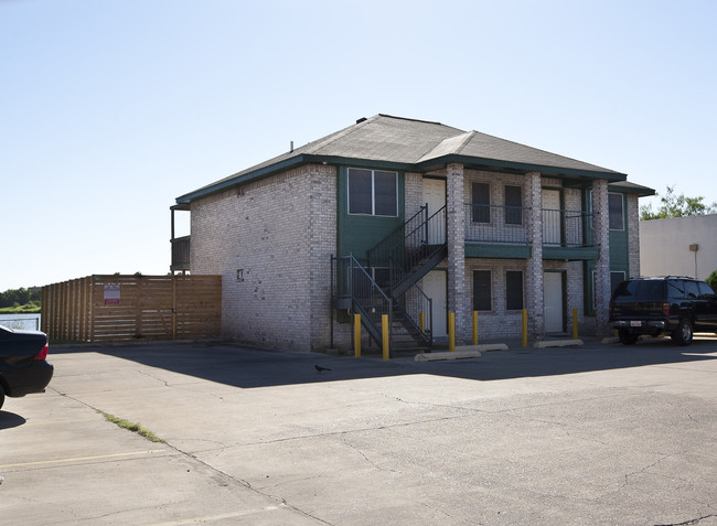 M & M Apartments in Brownsville, TX - Foto de edificio - Building Photo