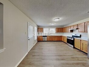 6861 Maywood Cir in Avon, IN - Building Photo - Building Photo