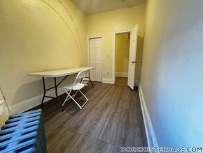 81 Ruthven St, Unit 1 in Boston, MA - Foto de edificio - Building Photo