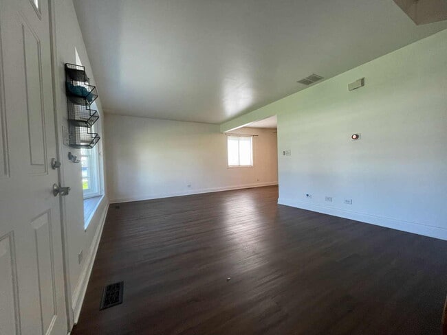 211 E Oneida Ave in Bartlett, IL - Building Photo - Building Photo