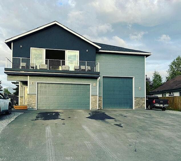 8963 Toloff St in Anchorage, AK - Building Photo