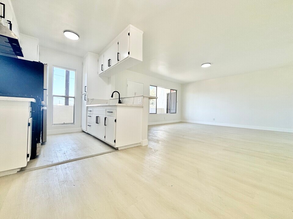 700 Glenway Dr in Inglewood, CA - Building Photo