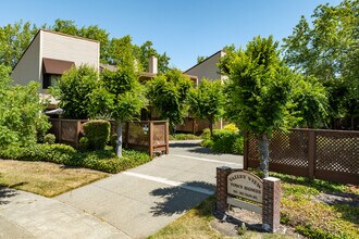 Valley View Townhomes in Santa Rosa, CA - Foto de edificio - Building Photo