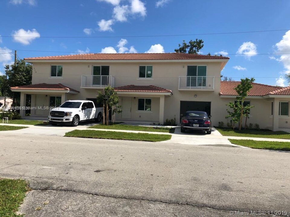 715 N 59th Ave in Hollywood, FL - Building Photo