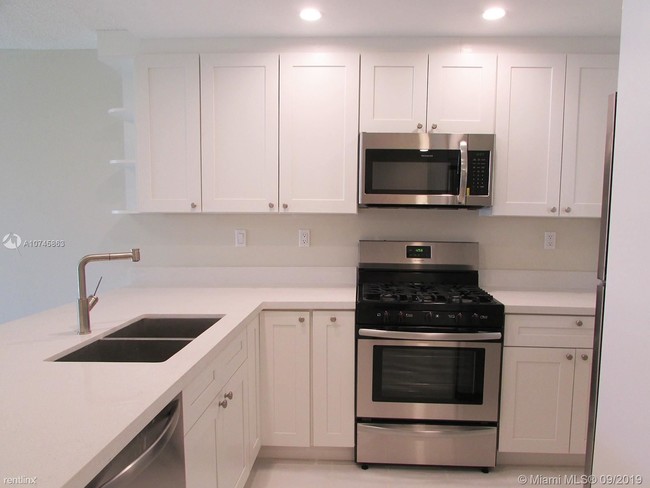 13020 SW 92nd Ave in Miami, FL - Building Photo - Building Photo