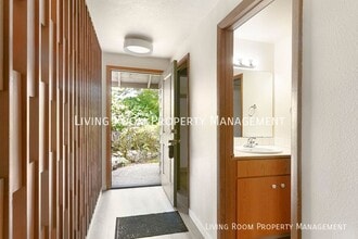 9809 SW 49th Ave in Portland, OR - Building Photo - Building Photo