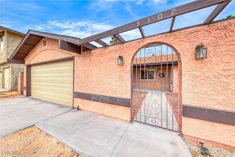 3107 La Entrada St in Henderson, NV - Foto de edificio - Building Photo