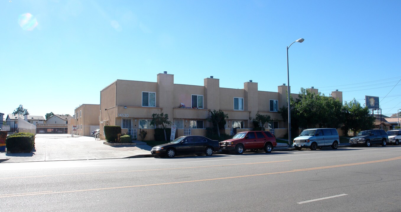 14530 Plummer St in Panorama City, CA - Foto de edificio