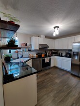 909 S School St, Unit B in Newberg, OR - Building Photo - Building Photo