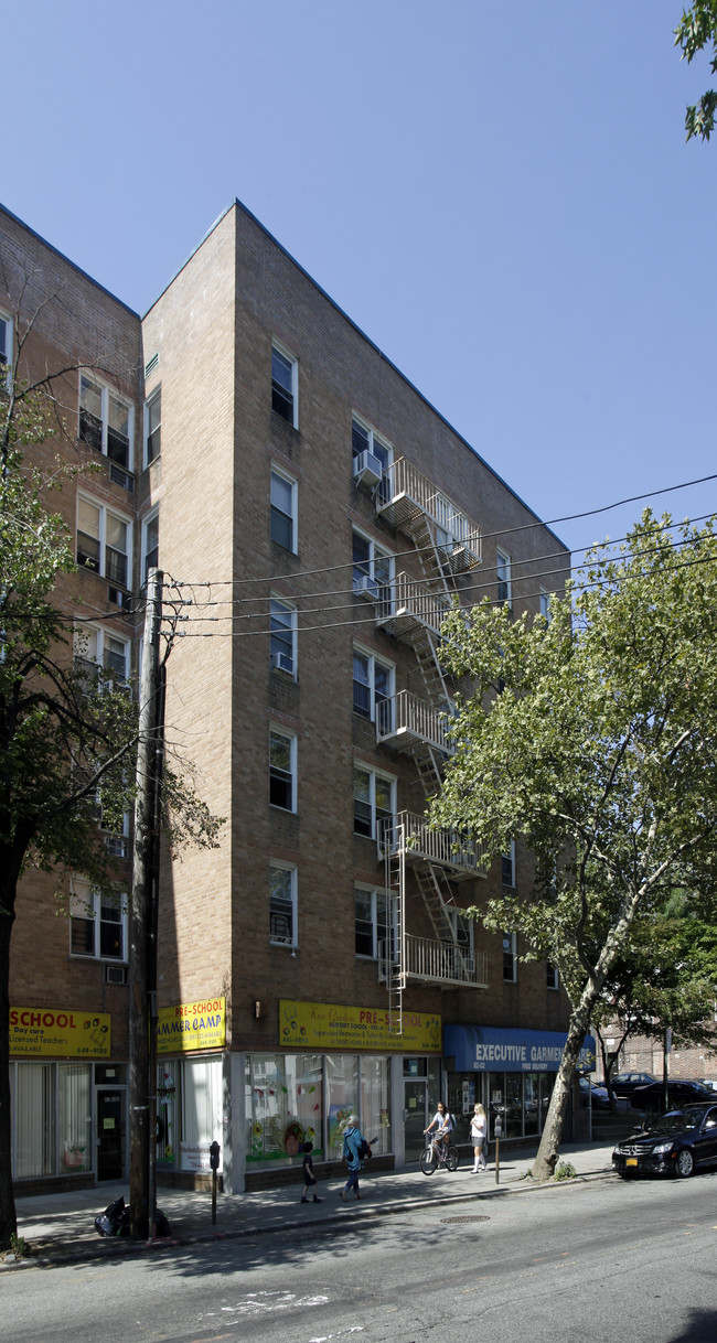 82-04 Lefferts Blvd in Kew Gardens, NY - Foto de edificio - Building Photo