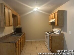 7639 Windsor Oaks in San Antonio, TX - Building Photo - Building Photo