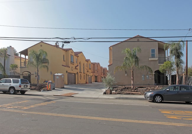 Bella Townhomes in Lomita, CA - Foto de edificio - Building Photo