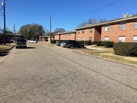 Oak Leaf Apartments in Prattville, AL - Building Photo