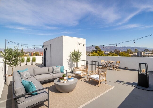 5134 Riverton Ave in Los Angeles, CA - Building Photo - Building Photo