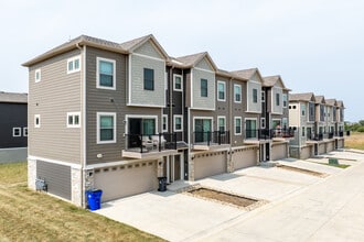 Rose Cottage Villas in Cedar Rapids, IA - Foto de edificio - Building Photo