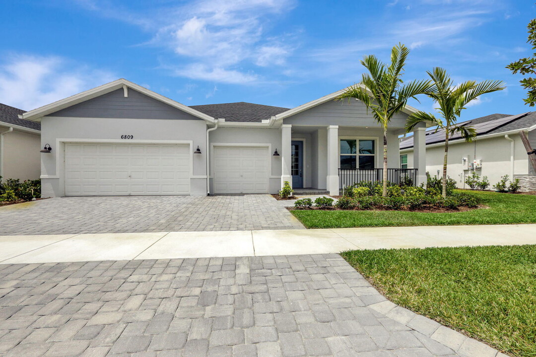 6809 Cloverdale Ave in Port St. Lucie, FL - Foto de edificio