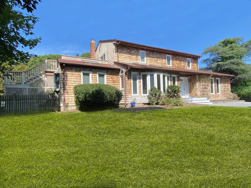 13 Buttercup Ln in Westhampton, NY - Building Photo