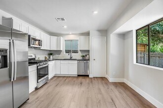 736 Wales Way in Austin, TX - Building Photo - Building Photo