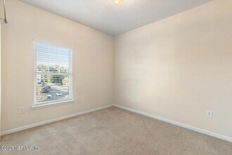 8201 Green Parrot Rd, Unit 307 in Jacksonville, FL - Foto de edificio - Building Photo