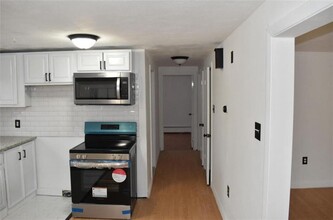 231 Hyde St in Cranston, RI - Foto de edificio - Building Photo
