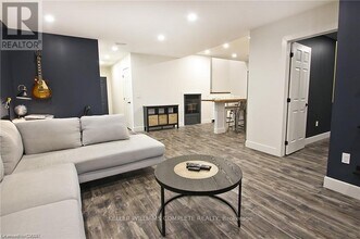 23 Scarletwood St in Hamilton, ON - Building Photo - Building Photo