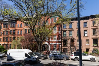 109 Berkeley Pl in Brooklyn, NY - Foto de edificio - Building Photo