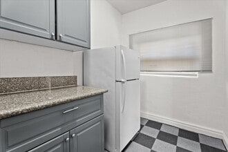 1010 N Madison Ave in Los Angeles, CA - Foto de edificio - Building Photo