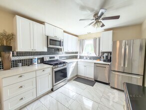 1094 Manzanita Ave in Chico, CA - Building Photo - Building Photo