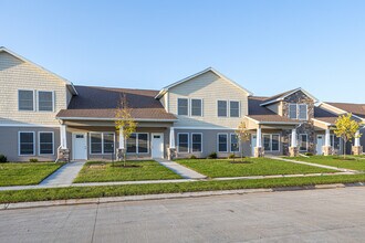 3326 Glenbrook Cir S in Bettendorf, IA - Building Photo - Building Photo