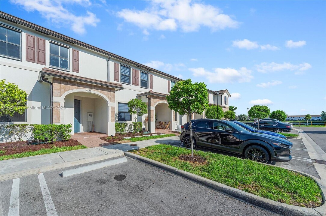 11120 W 32nd Ln in Hialeah, FL - Building Photo