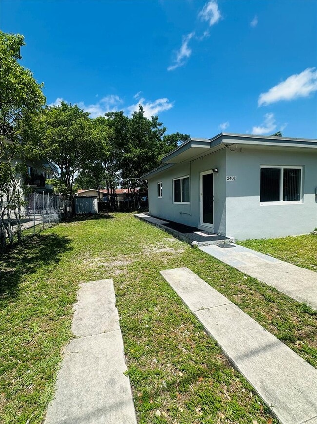 2401 NW 26th St in Miami, FL - Building Photo - Building Photo