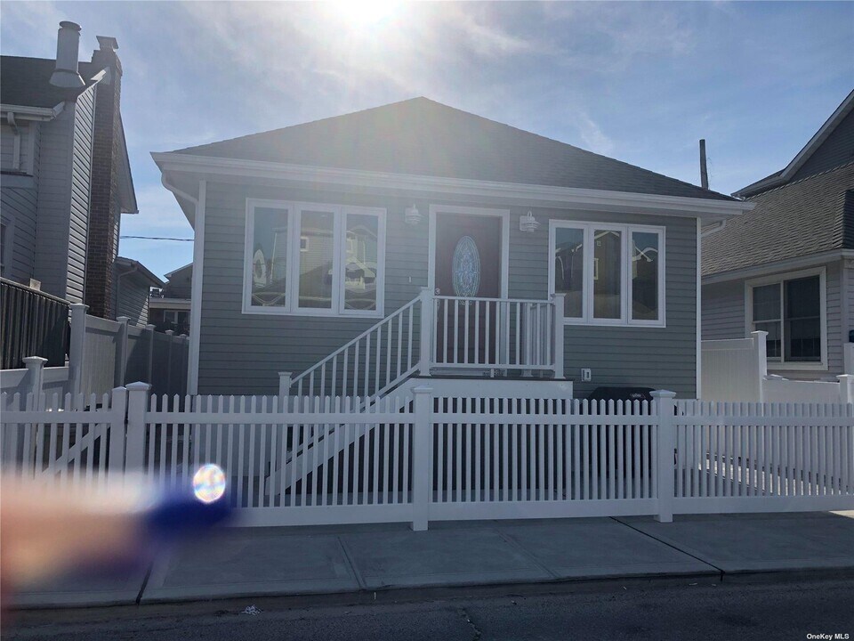 65 Alabama St in Long Beach, NY - Building Photo