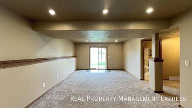 2508 N Aidan Ave in Sioux Falls, SD - Foto de edificio - Building Photo